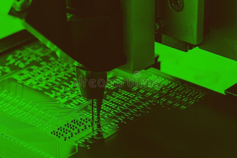Producción industrial de microcircuitos del circuito Fabricación de componentes y de tableros de ordenador imágenes de archivo libres de regalías Producción industrial de microcircuitos del circuito Fabricación de componentes y de tableros de ordenador imágenes de archivo libres de regalías