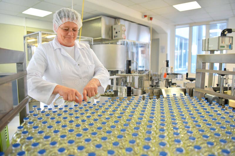 Producción y relleno de drogas en un belio farmacéutico del transportador fotografía de archivo Producción y relleno de drogas en un belio farmacéutico del transportador fotografía de archivo