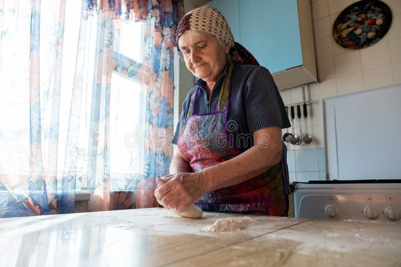 producten van de grootmoeder de kokende bakkerij, vers brood, smakelijke pastei royalty-vrije stock afbeelding producten van de grootmoeder de kokende bakkerij, vers brood, smakelijke pastei royalty-vrije stock afbeelding