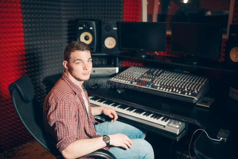 Producteur sain beau sur le lieu de travail image libre de droits Producteur sain beau sur le lieu de travail image libre de droits
