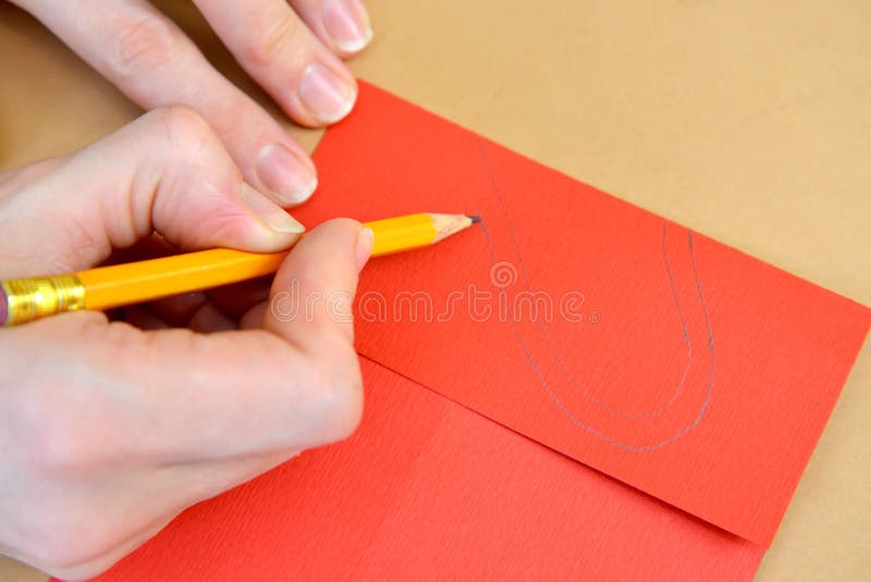 Productie van een de Dagkaart van Valentine ` s van de giftkaart met duiven Geleidelijk proces: tekening van toelagen voor het li stock foto's Productie van een de Dagkaart van Valentine ` s van de giftkaart met duiven Geleidelijk proces: tekening van toelagen voor het li stock foto's
