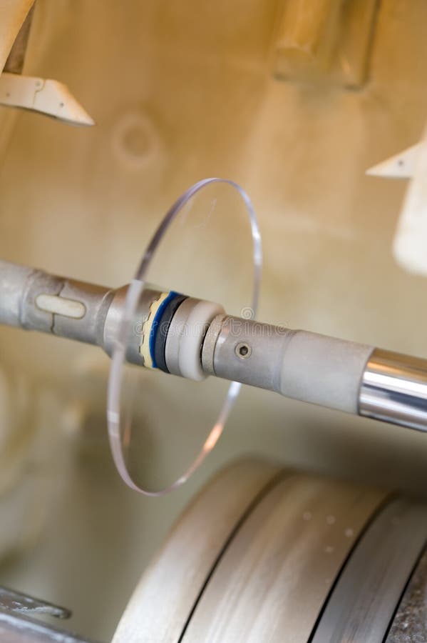 Productie van een lens voor bril royalty-vrije stock afbeeldingen Productie van een lens voor bril royalty-vrije stock afbeeldingen