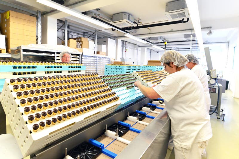 Productie van pralines in een fabriek voor de voedselindustrie - conv royalty-vrije stock foto Productie van pralines in een fabriek voor de voedselindustrie - conv royalty-vrije stock foto