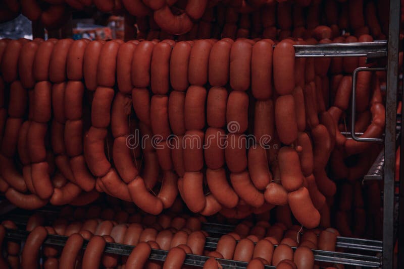 Productie van vleeswaren in de supermarkt in de supermarkt Daarna, distributie van ge?indigd - producten aan de opslag royalty-vrije stock afbeeldingen Productie van vleeswaren in de supermarkt in de supermarkt Daarna, distributie van ge?indigd - producten aan de opslag royalty-vrije stock afbeeldingen
