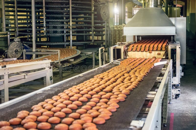 Productielijn van bakselkoekjes Koekjes op transportband in banketbakkerijfabriek, de voedselindustrie