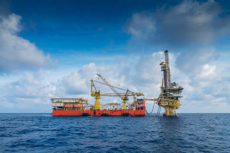 Production de pétrole marin et de gaz et exploration, travail tendre d'installation au-dessus de plate-forme à distance aux gaz d photo stock Production de pétrole marin et de gaz et exploration, travail tendre d'installation au-dessus de plate-forme à distance aux gaz d photo stock