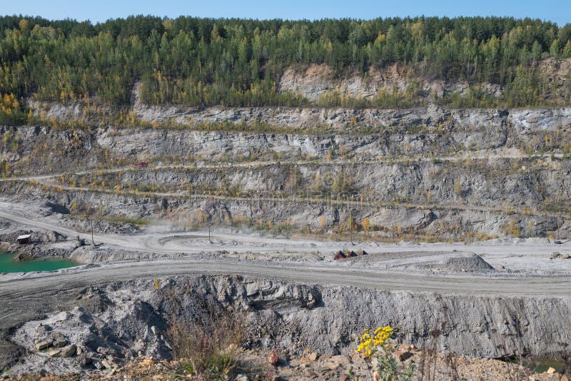 Producția de grafit. carieră de adâncime pentru extracția mineralelor stock photography