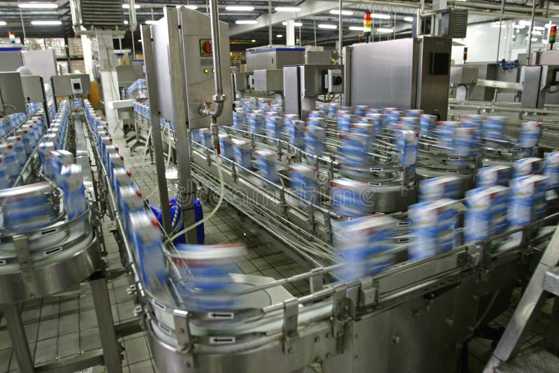 Automatizované výrobní linky, moderní mlékárna.