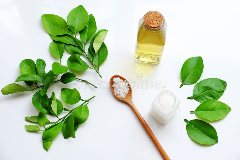 Producto natural de hierbas de hojas de limón, sal, enjuague bucal para higiene dental imagen de archivo Producto natural de hierbas de hojas de limón, sal, enjuague bucal para higiene dental imagen de archivo