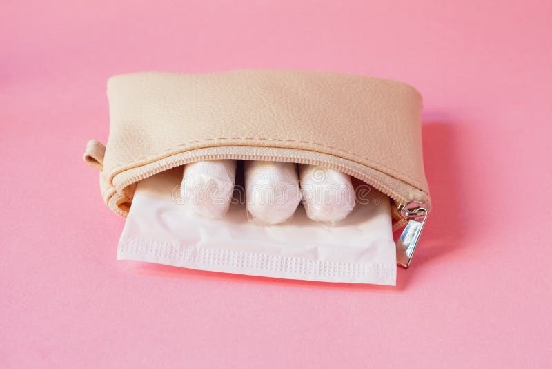 productos de higiene íntimos - cojín sanitario y tapones en el bolso blanco en fondo rosado foto de archivo libre de regalías productos de higiene íntimos - cojín sanitario y tapones en el bolso blanco en fondo rosado foto de archivo libre de regalías