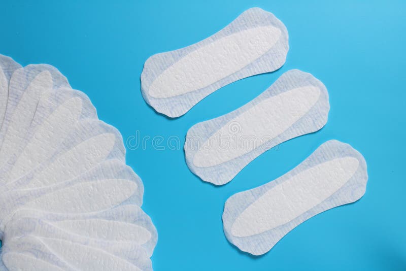 Productos de la higiene de las mujeres, cojines sanitarios diarios, espacio para el texto, limpieza y frescura, la salud de las m fotos de archivo libres de regalías Productos de la higiene de las mujeres, cojines sanitarios diarios, espacio para el texto, limpieza y frescura, la salud de las m fotos de archivo libres de regalías