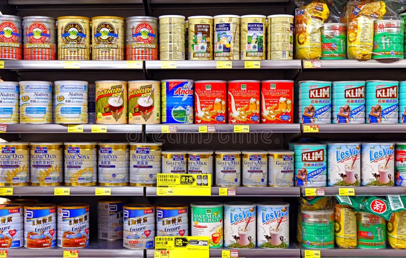 Productos de leche en polvo en el supermercado imágenes de archivo libres de regalías Productos de leche en polvo en el supermercado imágenes de archivo libres de regalías