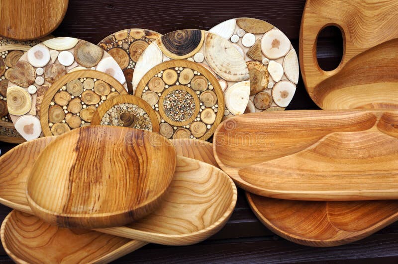 Hechos A Mano, Utensilios De Cocina De Época De Madera En Venta En El  Mercado. Diversas Herramientas De Cocina De Madera. Diferentes Artículos De  Mesa De Madera. Soporte De Madera Bajo La