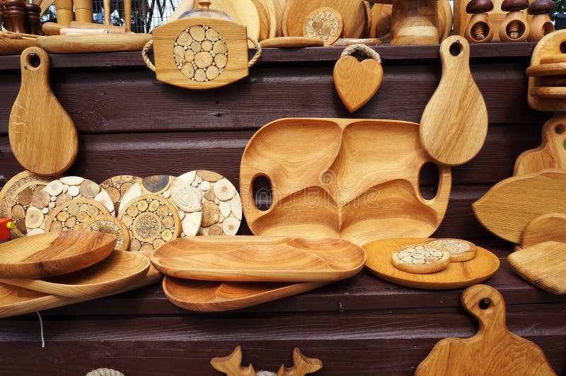 Hechos A Mano, Utensilios De Cocina De Época De Madera En Venta En El  Mercado. Diversas Herramientas De Cocina De Madera. Diferentes Artículos De  Mesa De Madera. Soporte De Madera Bajo La