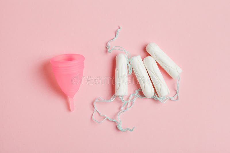 Productos Menstruales Para Elegir, Taza Menstrual De Silicona Rosa Y  Tampones De Algodón Para Días Críticos, Basura Cero Y Estilo Imagen de  archivo - Imagen de reutilizable, salud: 170457875