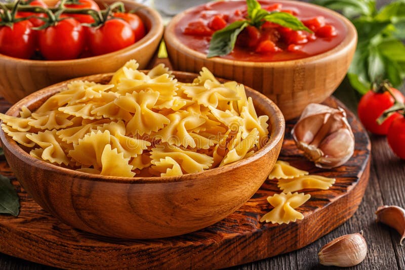 Productos para cocinar - pastas, tomates, ajo, aceite de oliva fotografía de archivo Productos para cocinar - pastas, tomates, ajo, aceite de oliva fotografía de archivo