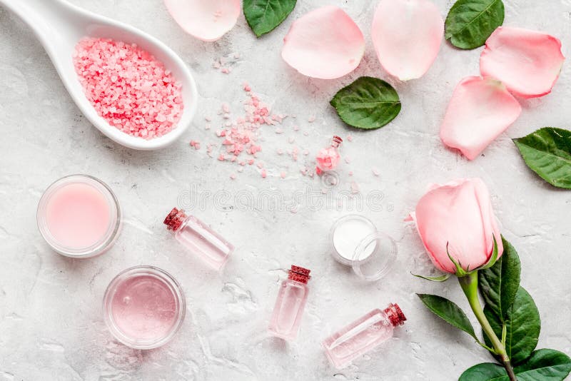 Productos para el skincare basado en el aceite color de rosa Crema, loción, sal del balneario en la opinión superior del fondo gr imágenes de archivo libres de regalías Productos para el skincare basado en el aceite color de rosa Crema, loción, sal del balneario en la opinión superior del fondo gr imágenes de archivo libres de regalías