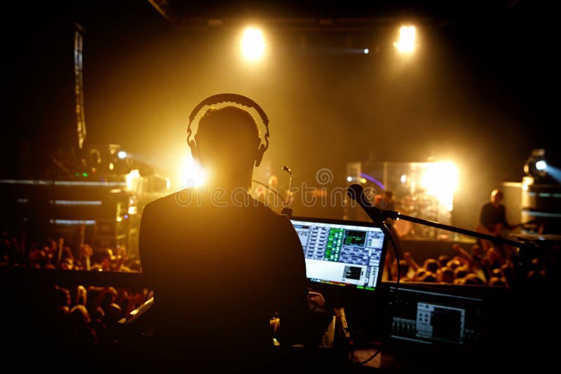 Producător de muzică de sunet și sistem audio de echilibrare la concertul rock stock photo