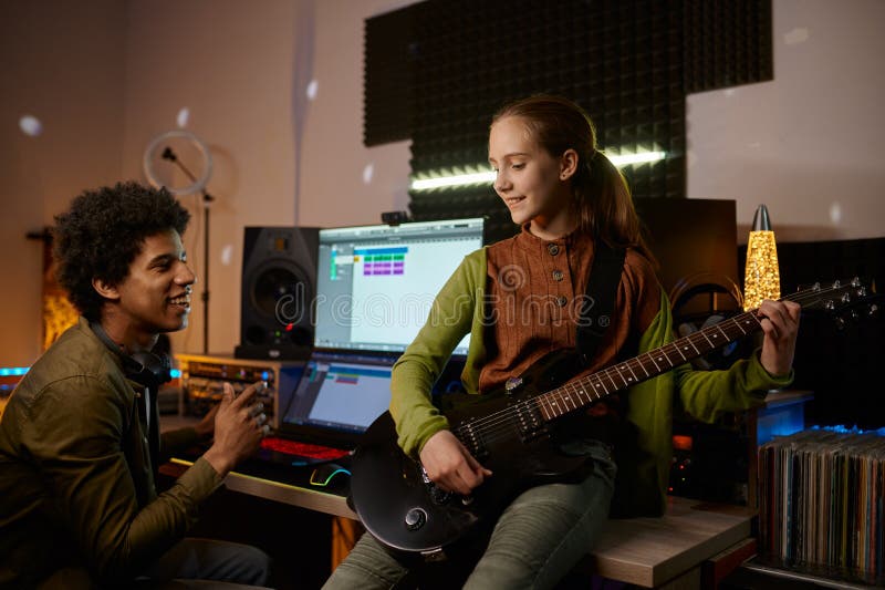Producător de muzică și chitaristă adolescentă la studioul de înregistrări royalty free stock photos