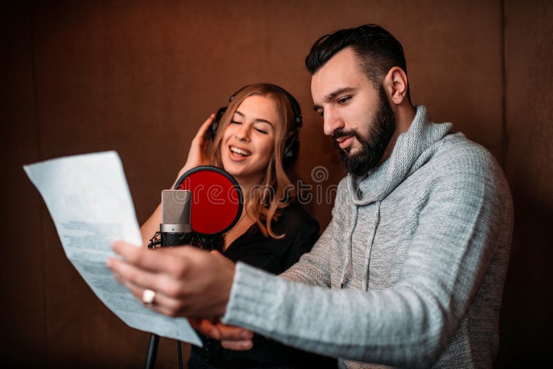 Producător de muzică și cântăreață în căști stock photography