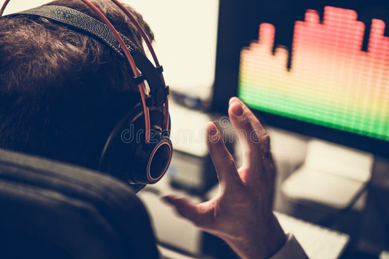 Producător electronic de muzică în căști ascultându-i piesa stock photo