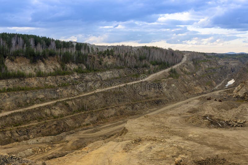 Producția de grafit. carieră de adâncime pentru extracția mineralelor royalty free stock photography