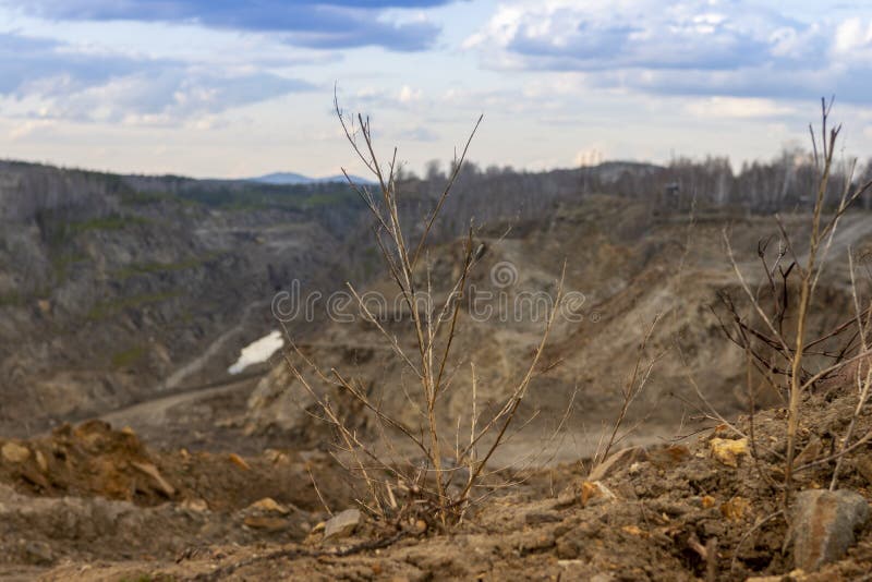 Producția de grafit. carieră de adâncime pentru extracția mineralelor royalty free stock images