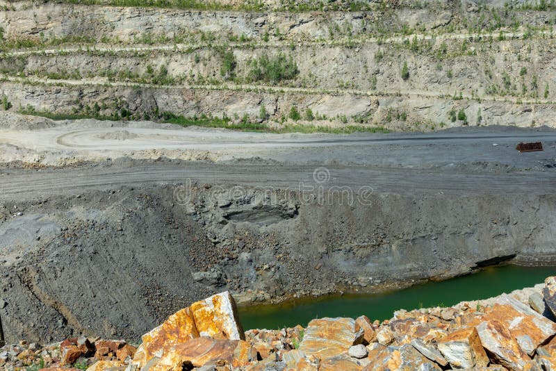 Producția de grafit. carieră de adâncime pentru extracția mineralelor royalty free stock photography