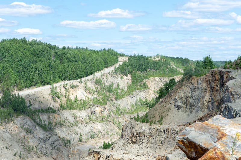 Producția de grafit. carieră de adâncime pentru extracția mineralelor stock photo
