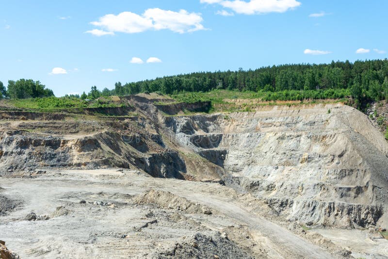 Producția de grafit. carieră de adâncime pentru extracția mineralelor stock photos