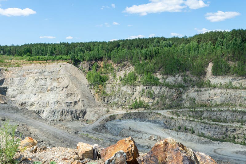 Producția de grafit. carieră de adâncime pentru extracția mineralelor royalty free stock photography