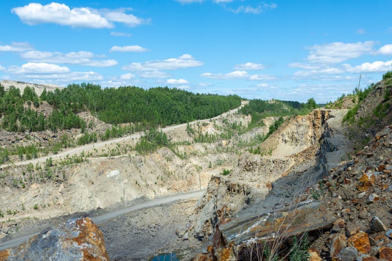 Producția de grafit. carieră de adâncime pentru extracția mineralelor stock images