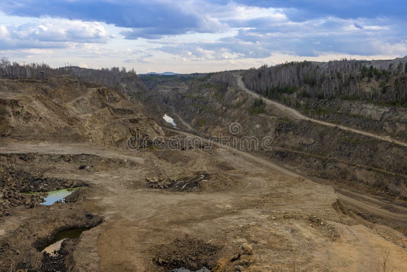 Producția de grafit. carieră de adâncime pentru extracția mineralelor royalty free stock photography