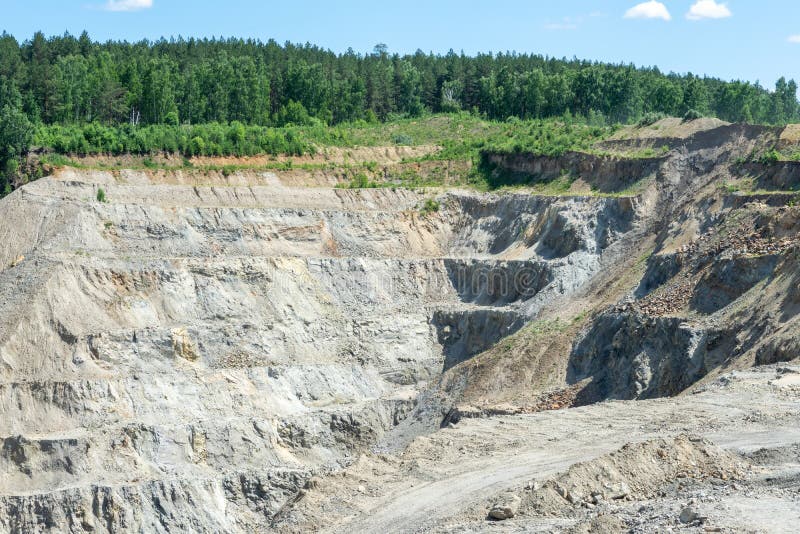 Producția de grafit. carieră de adâncime pentru extracția mineralelor royalty free stock image