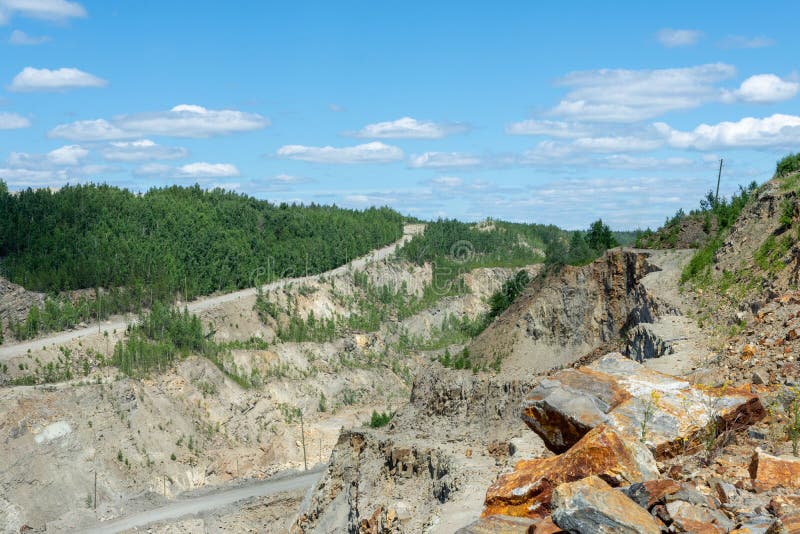 Producția de grafit. carieră de adâncime pentru extracția mineralelor royalty free stock images