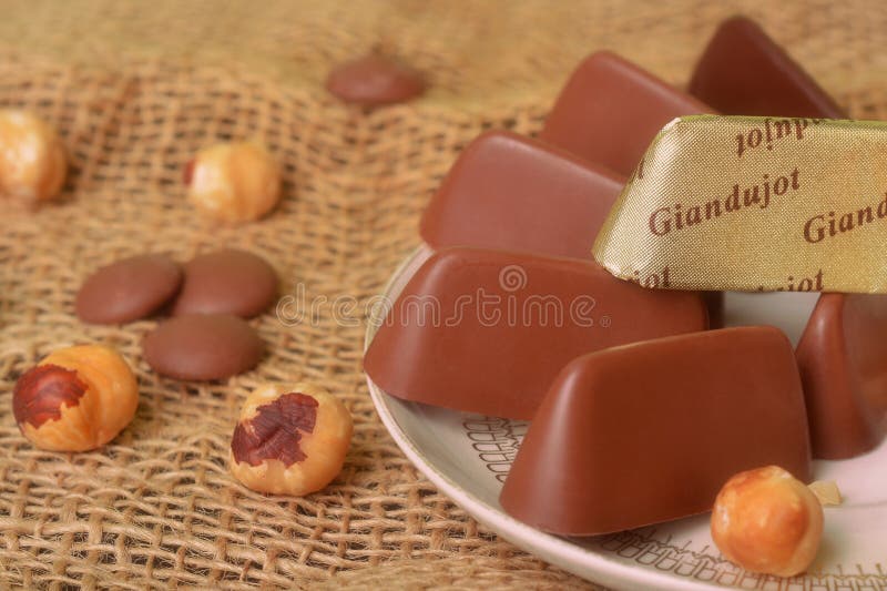 Gianduiotto Italien De Produit Alimentaire Le Chocolat Traditionnel Du  Piémont Avec La Noisette Photo stock éditorial - Image du sain, organique:  181436773