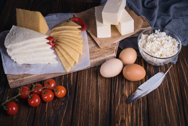 Produits alimentaires d'agriculteurs : lait, crème, fromage, oeufs, cottage, beurre Composition rustique Collage des légumes frai photographie stock Produits alimentaires d'agriculteurs : lait, crème, fromage, oeufs, cottage, beurre Composition rustique Collage des légumes frai photographie stock