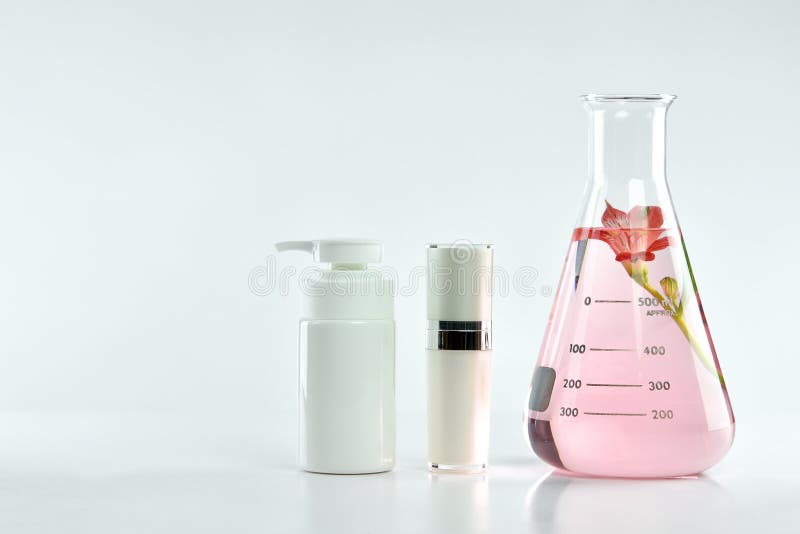 Produits de beauté naturels de soins de la peau, extraction organique naturelle de botanique et verrerie scientifique images libres de droits Produits de beauté naturels de soins de la peau, extraction organique naturelle de botanique et verrerie scientifique images libres de droits