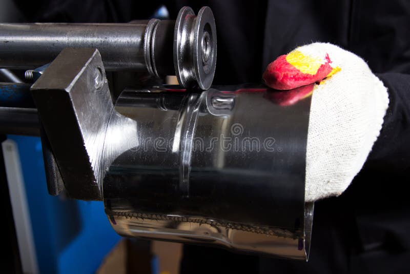 Produkcja metali produkty od stali nierdzewnej Metalworking maszyna Laser w produkcji Mężczyzna robi metalu produktowi na a obraz royalty free Produkcja metali produkty od stali nierdzewnej Metalworking maszyna Laser w produkcji Mężczyzna robi metalu produktowi na a obraz royalty free