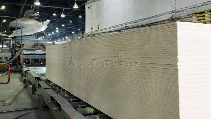 Produkcja uwarstwiaj?cy fiberboard Fibreboard prze?cierad?a dla meblarskiej produkcji zdjęcie royalty free Produkcja uwarstwiaj?cy fiberboard Fibreboard prze?cierad?a dla meblarskiej produkcji zdjęcie royalty free