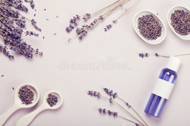 Produkter för lavendelkroppomsorg Aromatherapy, brunnsort och naturligt sjukvårdbegrepp arkivbild Produkter för lavendelkroppomsorg Aromatherapy, brunnsort och naturligt sjukvårdbegrepp arkivbild