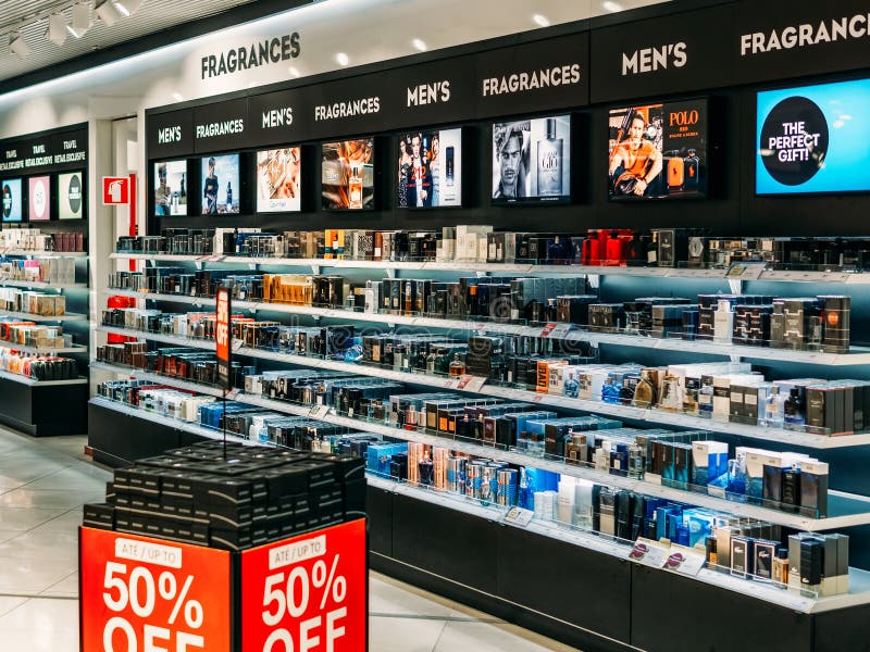 Produkter och doft för kvinnor som shoppar kosmetiska är till salu i skönhet royaltyfria bilder Produkter och doft för kvinnor som shoppar kosmetiska är till salu i skönhet royaltyfria bilder