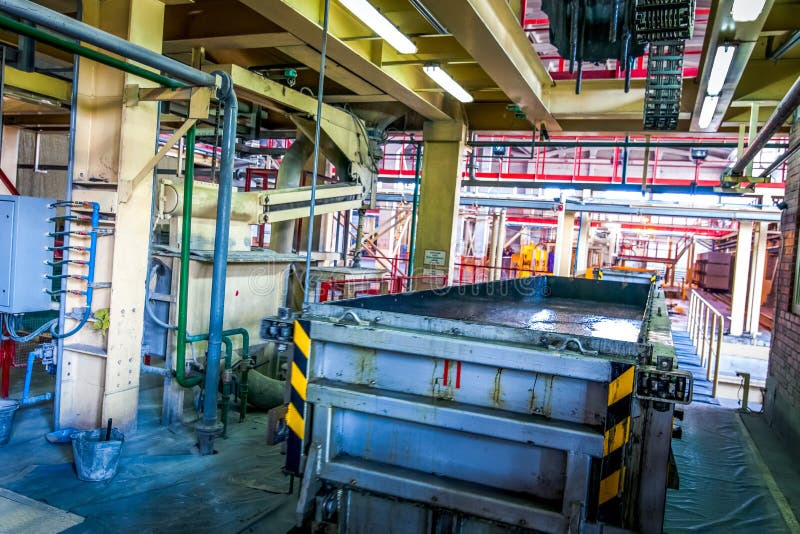 Produktion av kolsyrade konkreta kvarter i metallask på fabriken arkivbild Produktion av kolsyrade konkreta kvarter i metallask på fabriken arkivbild