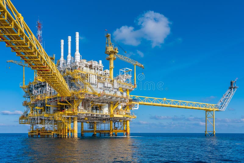 Produktion och drift av olja och gas till havs där rågas och råolja produceras för att skickas till landraffinaderier och petrole