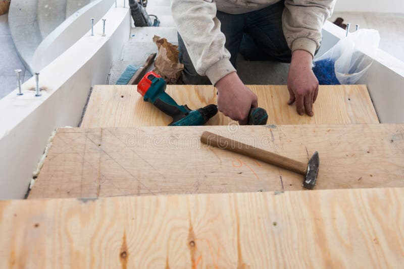 Produktion och installation av lin Arbete av förlagen arkivbild Produktion och installation av lin Arbete av förlagen arkivbild