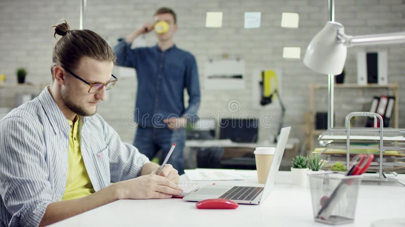 Produktiver Geschäftsmann, der zurück Fertigungsbüroarbeit auf Laptop, effektiver Manager zufrieden gewesen mit Sitzungsfrist leh