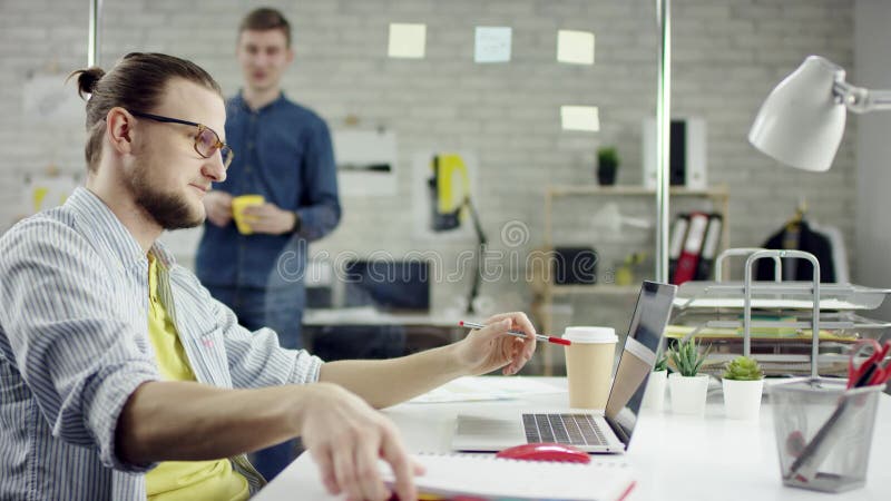 Produktiver Geschäftsmann, der zurück Fertigungsbüroarbeit auf Laptop, effektiver Manager zufrieden gewesen mit Sitzungsfrist leh