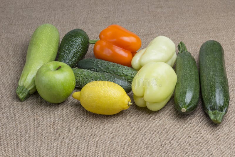 Produktpalette für vegetarische Ernährung: Chilis, Pfeffer, Zitrone, Apfel, Avocado Ernährungskonzept Leerzeichen kopieren lizenzfreies stockbild Produktpalette für vegetarische Ernährung: Chilis, Pfeffer, Zitrone, Apfel, Avocado Ernährungskonzept Leerzeichen kopieren lizenzfreies stockbild