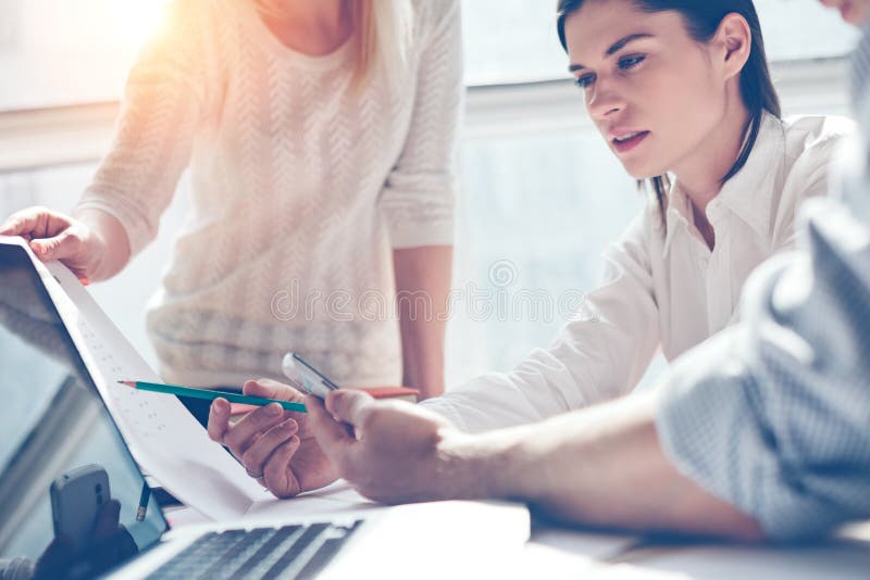 Produktuntersuchung Marketing-Team bei der Arbeit Dachbodenbüro des offenen Raumes Laptop und Schreibarbeit stockfotografie Produktuntersuchung Marketing-Team bei der Arbeit Dachbodenbüro des offenen Raumes Laptop und Schreibarbeit stockfotografie
