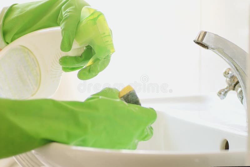 Produtos da limpeza, de limpeza da mola e ferramentas no dissipador fotos de stock Produtos da limpeza, de limpeza da mola e ferramentas no dissipador fotos de stock